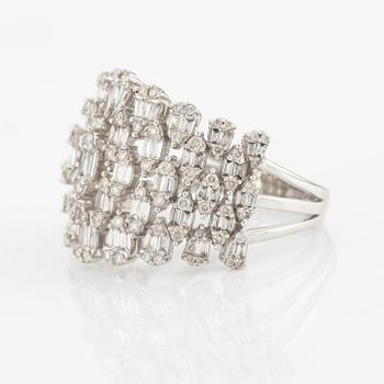 Ring, med baguette och briljantslipade diamanter.