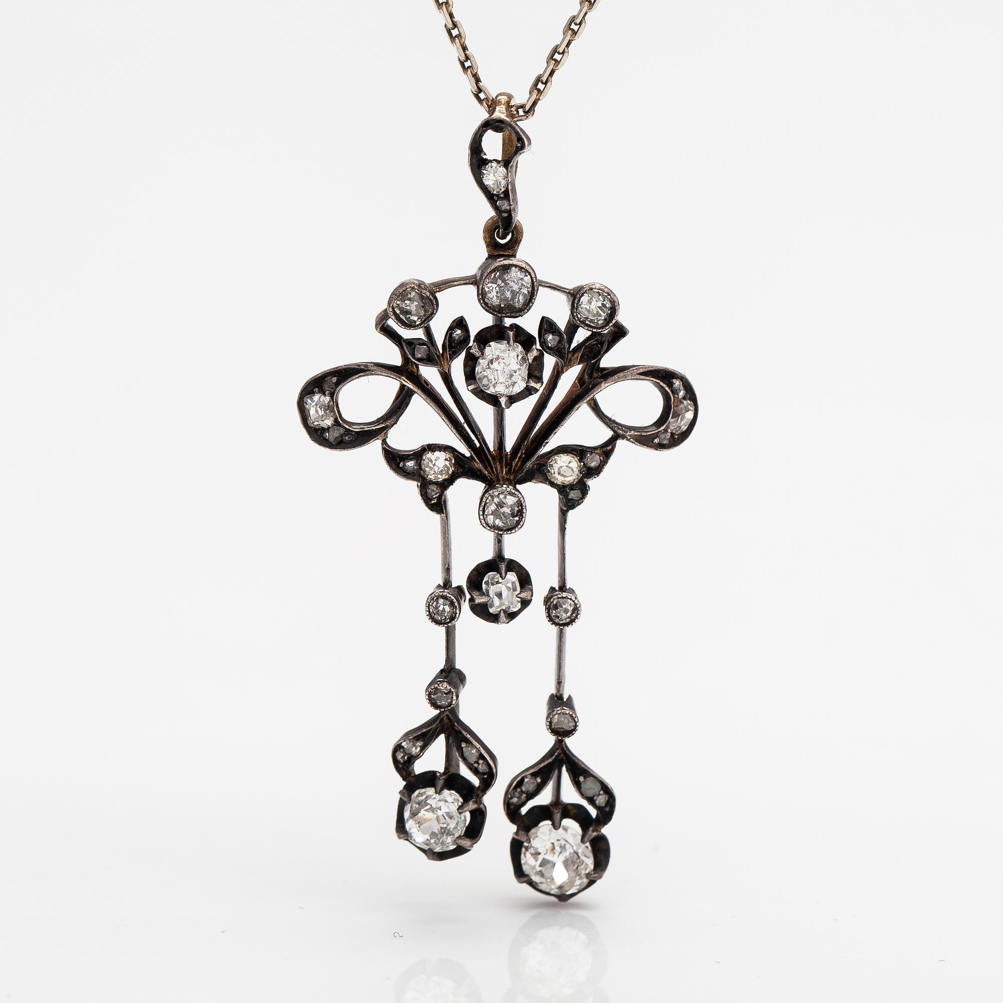 A Belle époque necklace in 13-14K gold, silver and old-cut diamonds ca. 1.50 ct in total. Early 20th century.