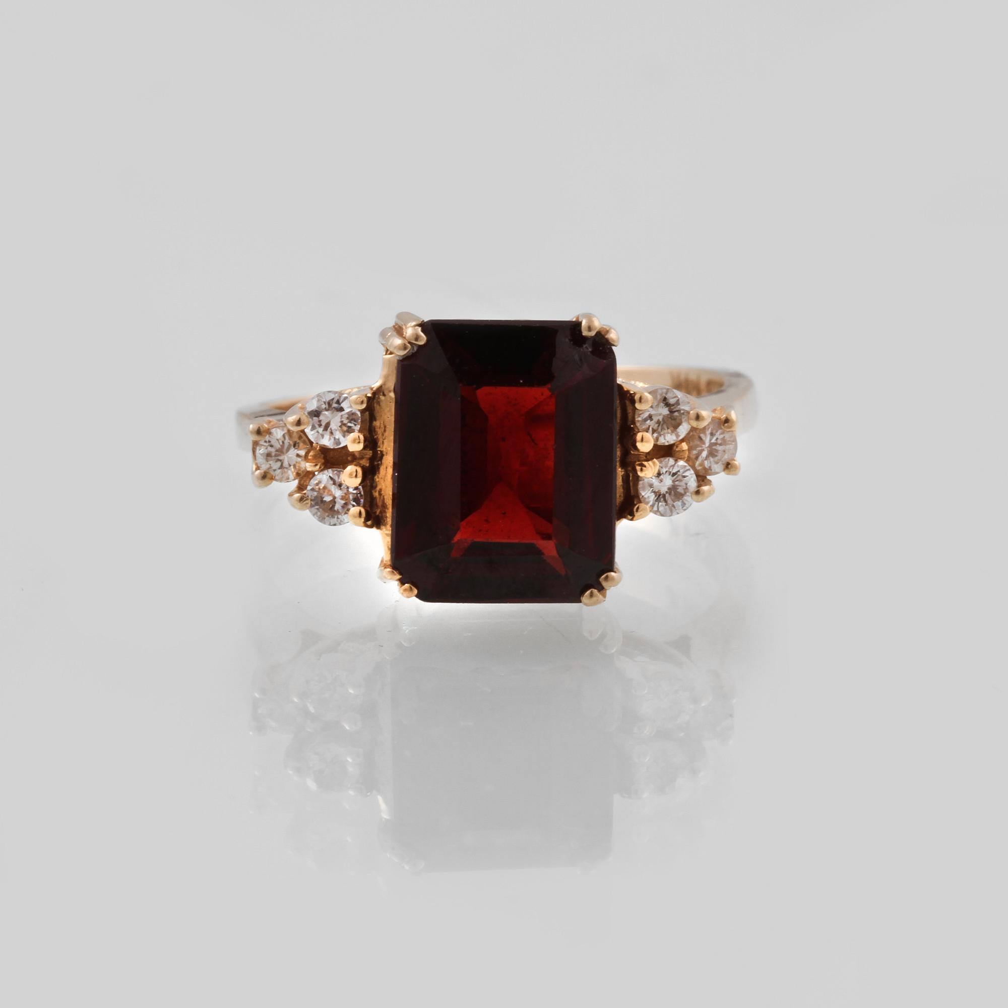 RING, 14K guld med fasettslipad granat samt 6 briljantslipade diamanter. Vikt 3,8 gram.