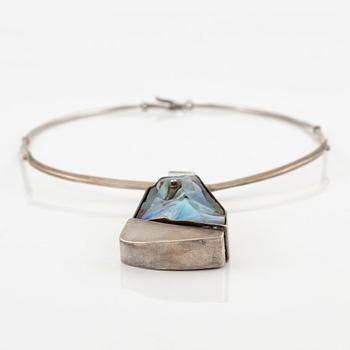 Kristian Nilsson, for Lantz, necklace of silver with opal and brilliant-cut diamond, Stockholm 1975.