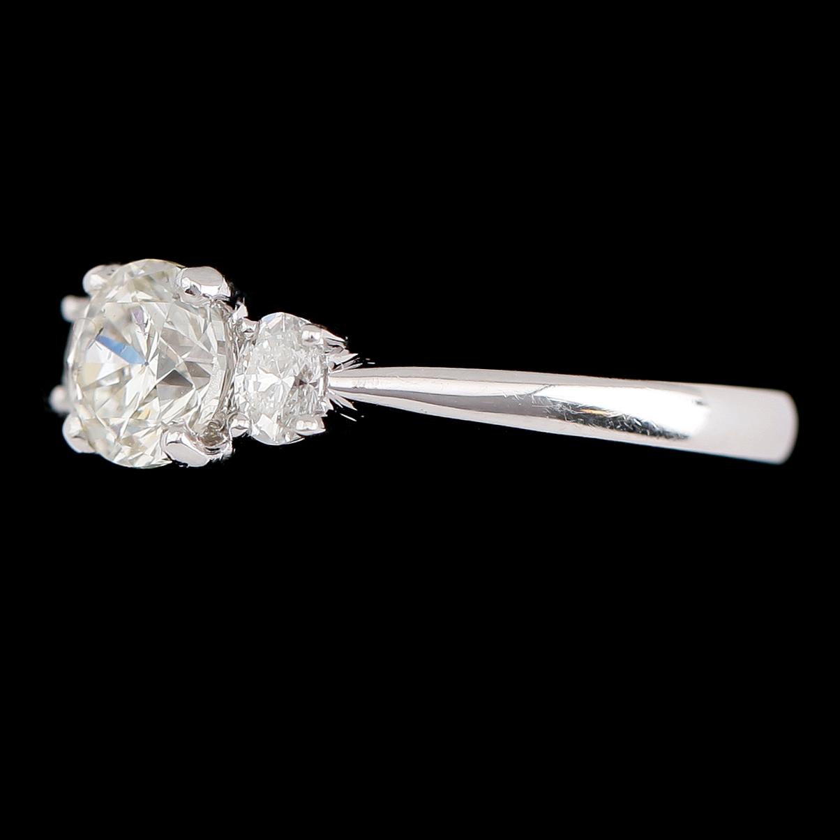 RING, 18 k vitguld, 3 briljantslipade diamanter tot ca 1.30 ct.