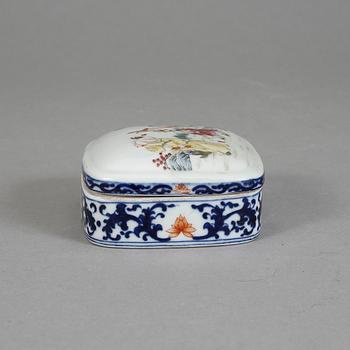 ASK med LOCK, porslin. Kina, 1900-tal.