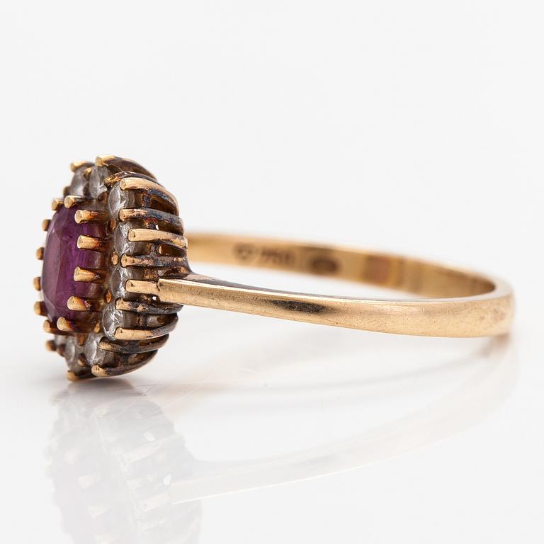 An 18K gold ring with diamonds ca. 0.24 ct in total and a ruby.