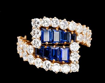 948. RING, blå safirer, 1.40 ct, och briljantslipade diamanter, tot. 2.10 ct.