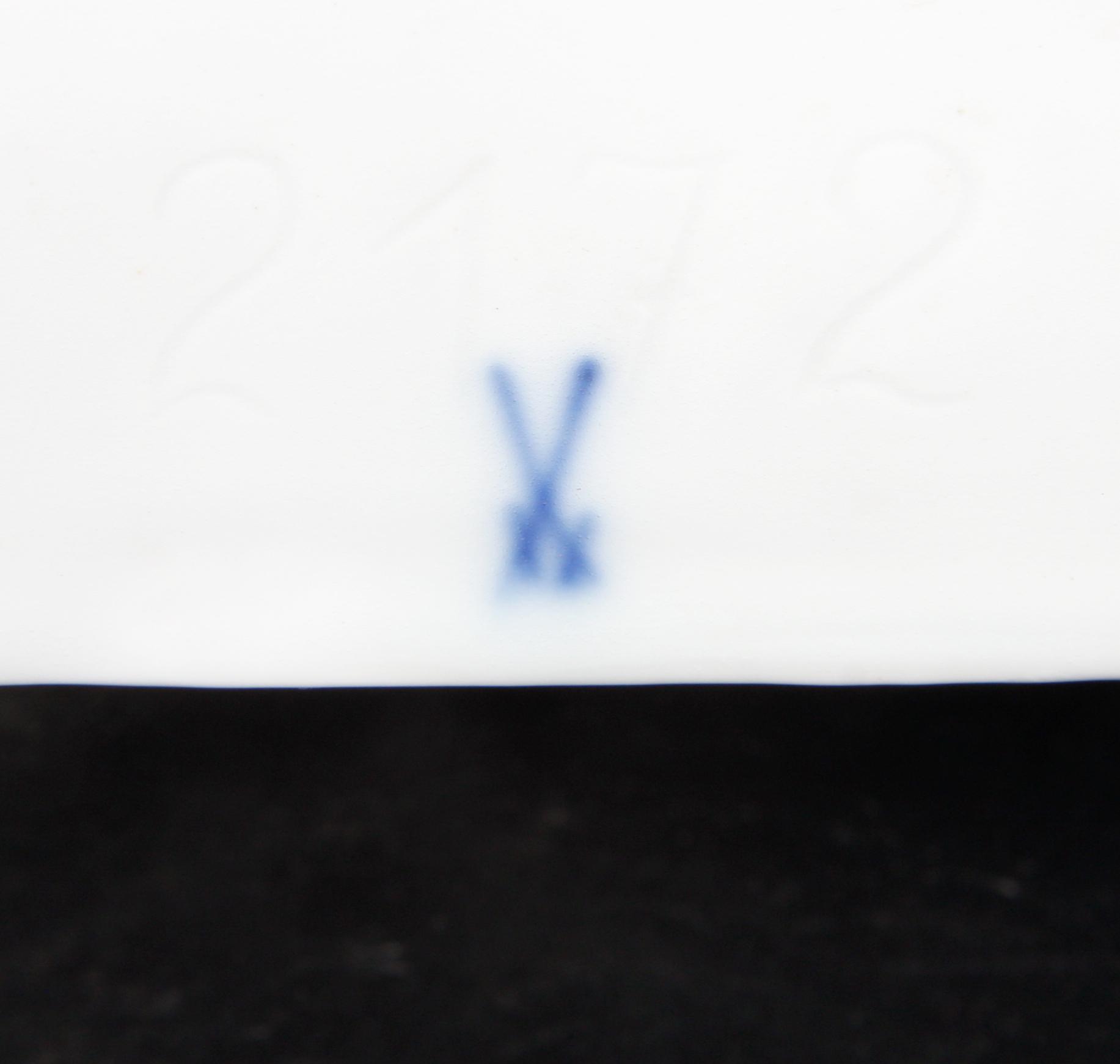 BORDSPENDYL OCH KANDELABRAR, 2+1 delar, porslin, Meissen, rokokostil.