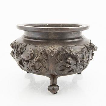 A bronze censer, Japan turn og the Century 1900.