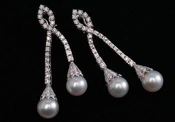 A SET OF JEWELLERY, brilliant cut diamonds c. 10.25 ct. South sea pearls 13 - 14 mm. Weight 70 g.