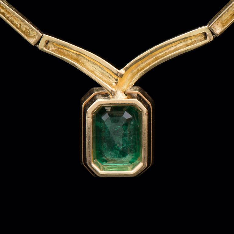 A NECKLACE, facetted emerald, 18K gold. A. Tillander, Helsinki Finland 1992.