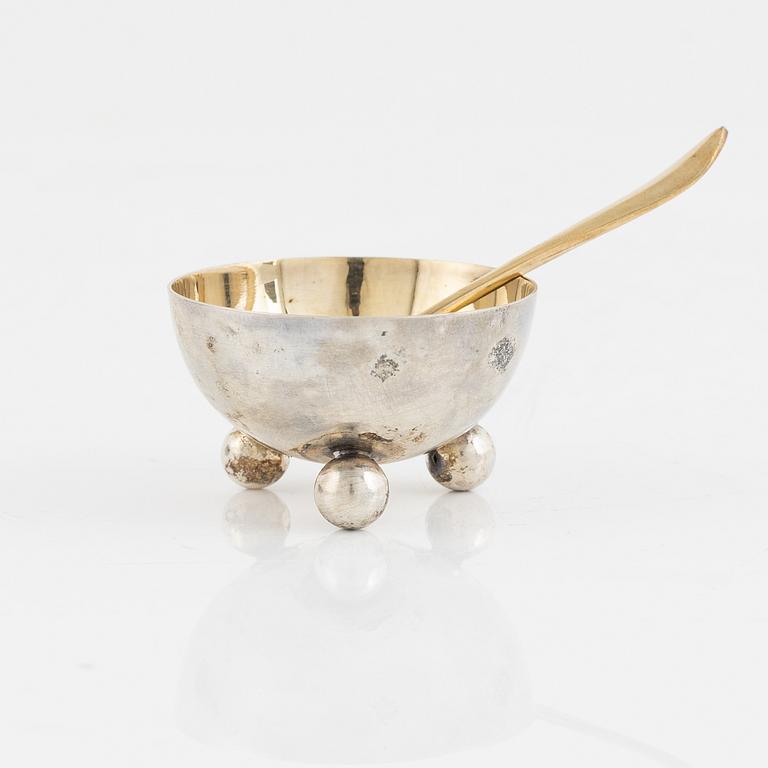 Gustaf Möllenborg, six gilded salt cellars with spoons in a case, Stockholm, Sweden, 1898-1900.