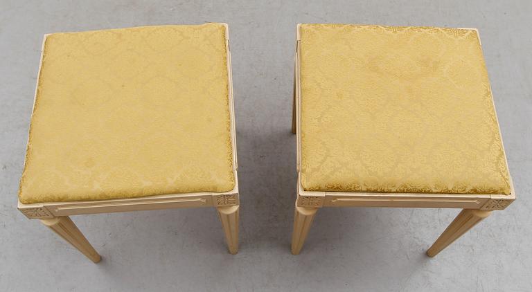 TABURETTER, 1 par, gustaviansk stil, 1900-talets andra hälft.