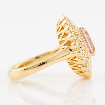 Ring in 18K gold with morganite and brilliant-cut diamonds.