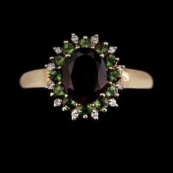 RING, 10K guld, diamanter tot ca 0.06 ct, granater och turmaliner.
