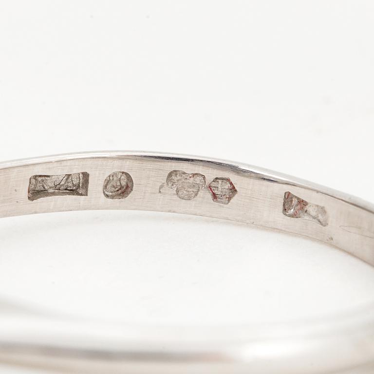 RING, platina, med gammalslipade diamanter och fasettslipad safir ca 0.55 ct.