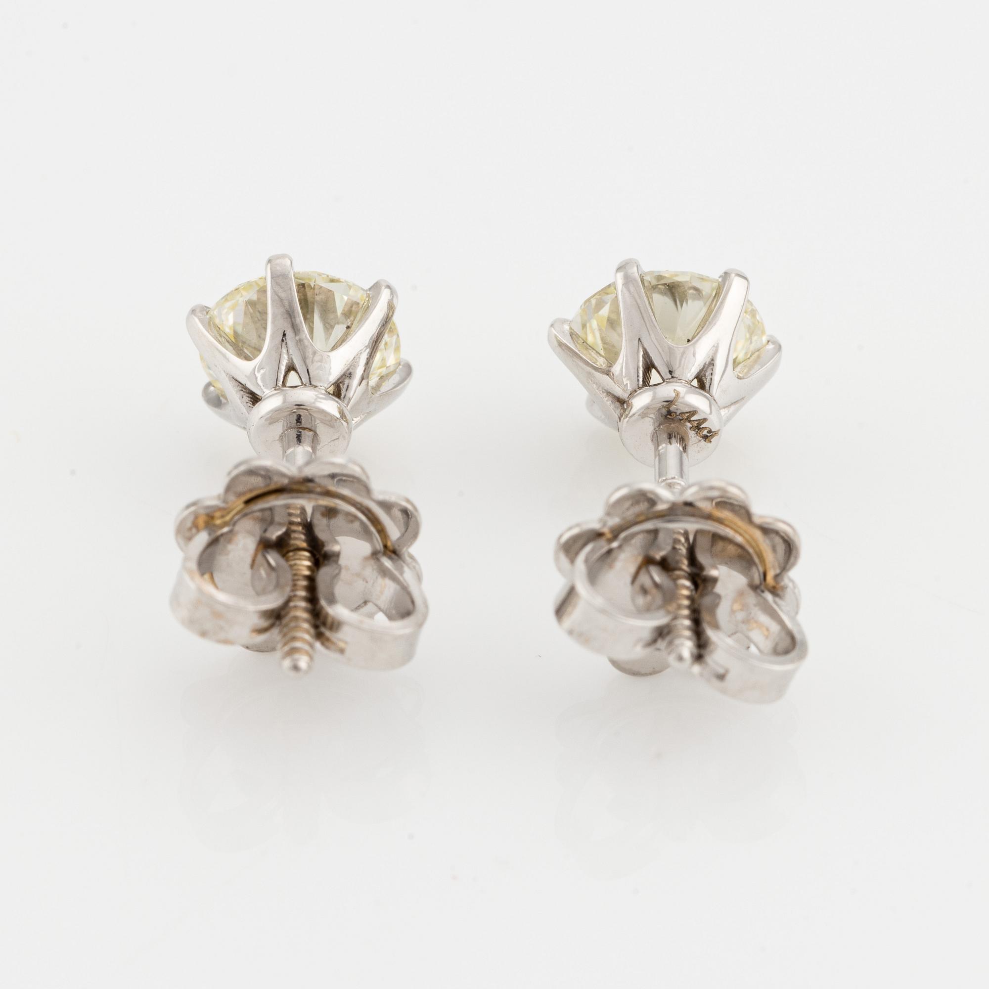 Earrings with brilliant-cut diamonds.