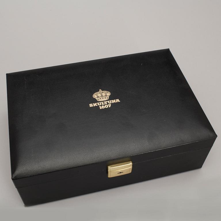 PLUNTA samt SNAPSGLAS, 2 st, mässing, Pierre Forsell, Skultuna, 1900-talets andra hälft.