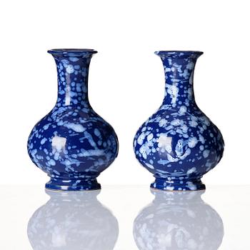 Vaser, ett par, fajans "Bleu Persan", Nevers, möjligen 1800-tal.