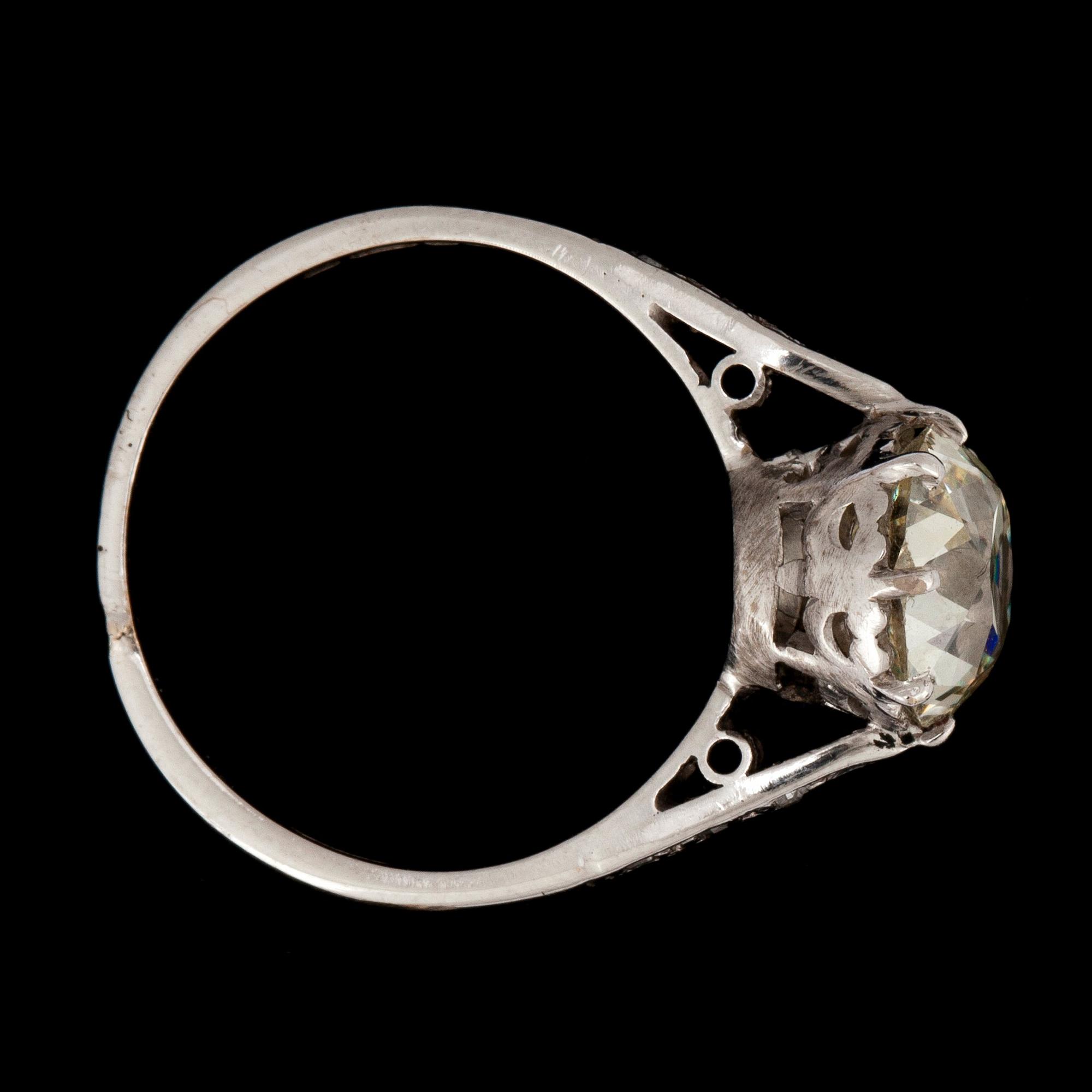 RING med gammalslipad diamant, ca 2.29 carat. Kvalitet ca L/ SI.