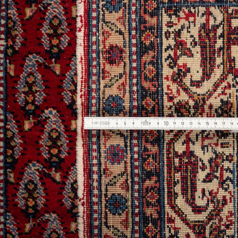 A rug, a semi-antique Oriental with Serabend patterns, ca 197,5-199 x 133,5-135,5 cm.