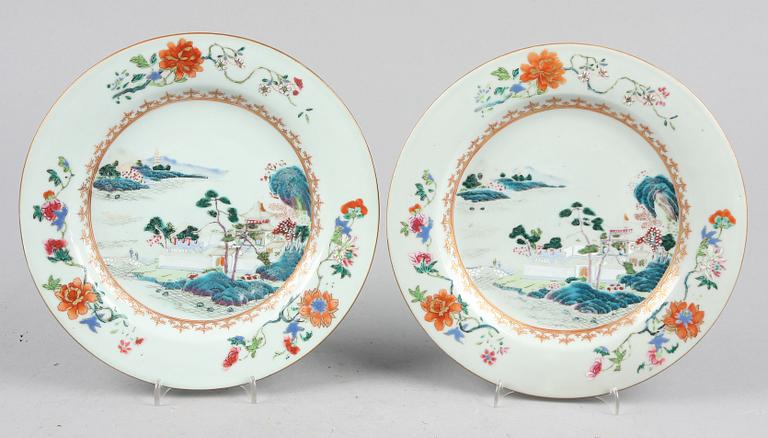 TALLRIKAR, ett par. Kina, Qianlong 1700-tal.