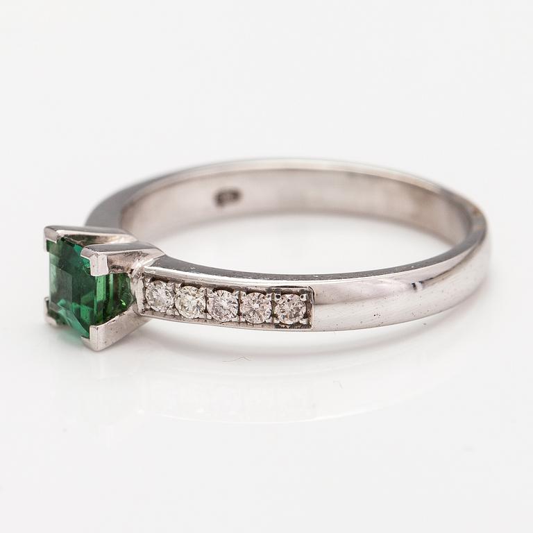 An 18K white gold ring with diamonds ca. 0.19 ct in total and a tourmaline ca 0.46 ct.