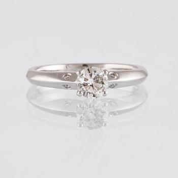 RING, 18K vitguld med briljantslipade diamanter ca 0.55 ct. Vikt 3,2 gram.