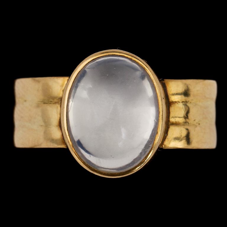 RING, 18k guld med cabochonslipad månsten, 1900-talets senare hälft. Vikt 5 g.