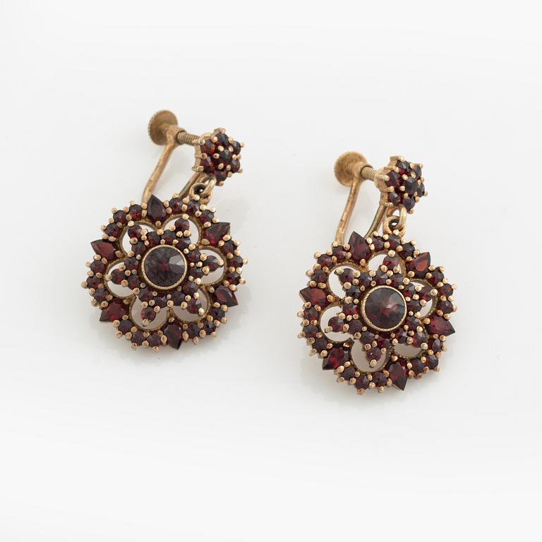 Smycken med granater, 9 st föremål.