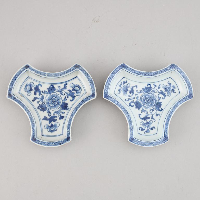 A pair of blue and white dishes, Qing dynasty, Qianlong (1736-95).
