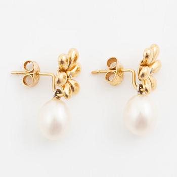 Ole Lynggaard, a pair of earrings in 18K gold set with round brilliant-cut diamonds.