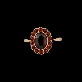 RING, 18K guld med granater, Gustav Dahlgren och co, Malmö, 1936. Vikt ca 2,3g.