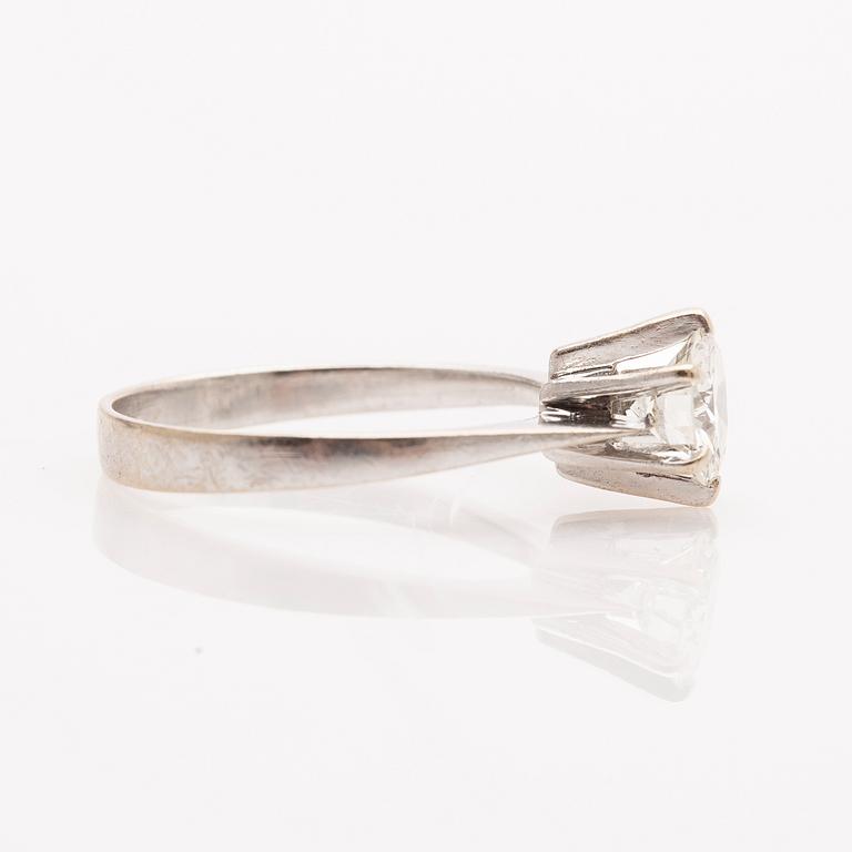 Ring, 14K gold with brilliant-cut diamond.
