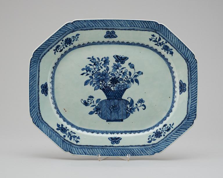 A blue and white serving dish, Qing dynasty, Qianlong (1736-95).