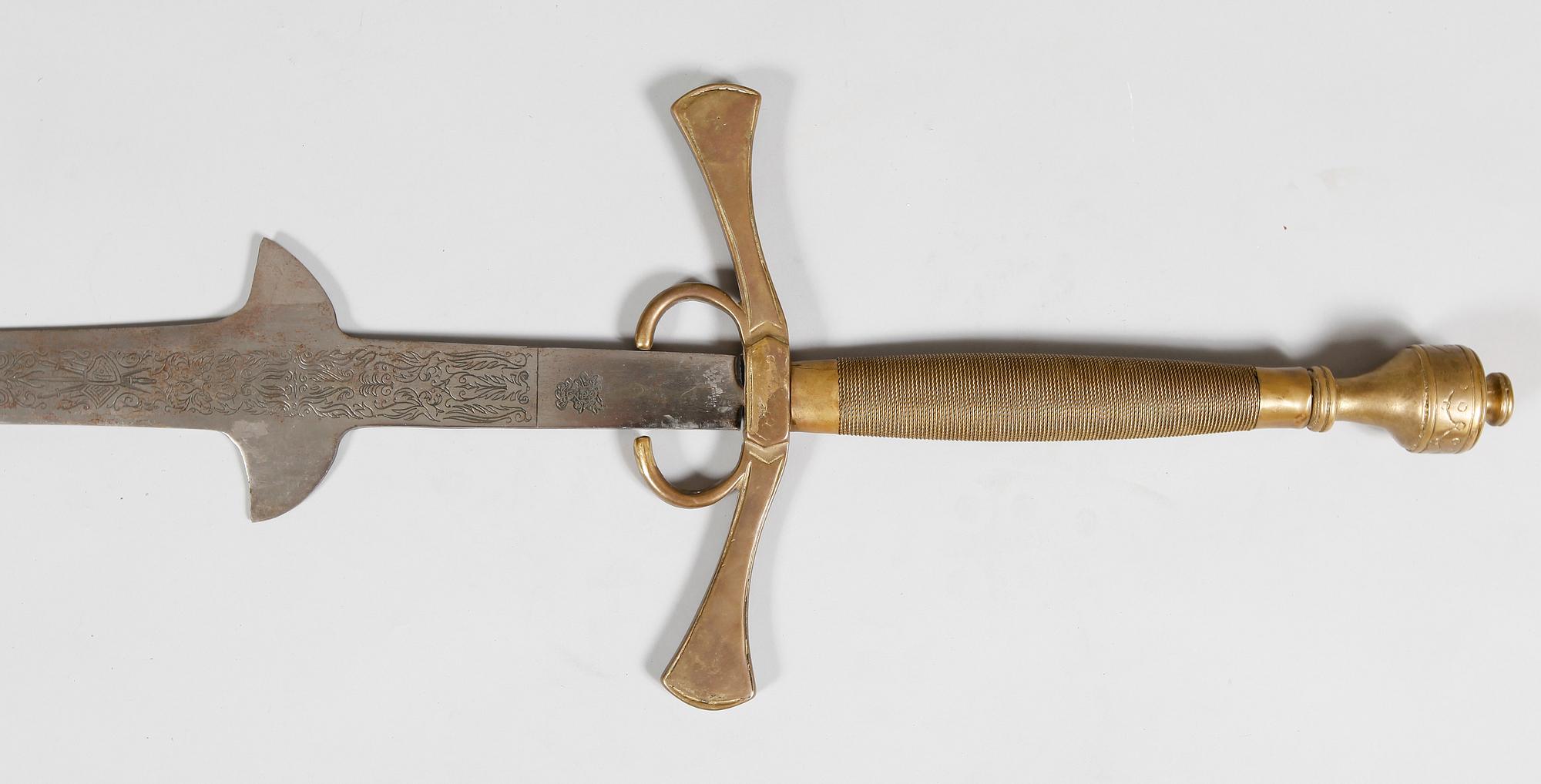 SVÄRD, fäste av mässing, stålblad, 1900-tal.