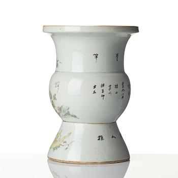 A famille rose vase, early 20th century.