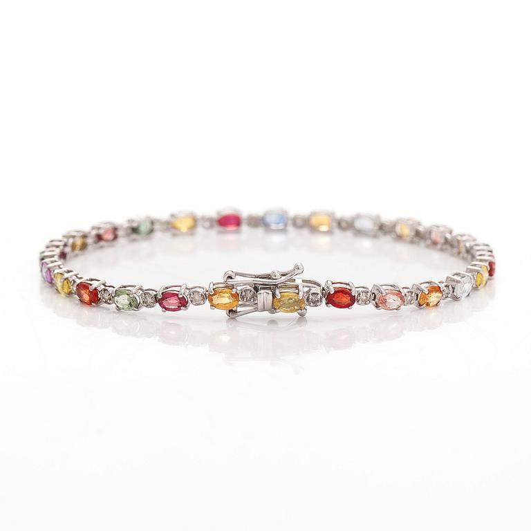 Rannekoru, 18K valkokultaa, monivärisillä safiireilla ja timanteilla.