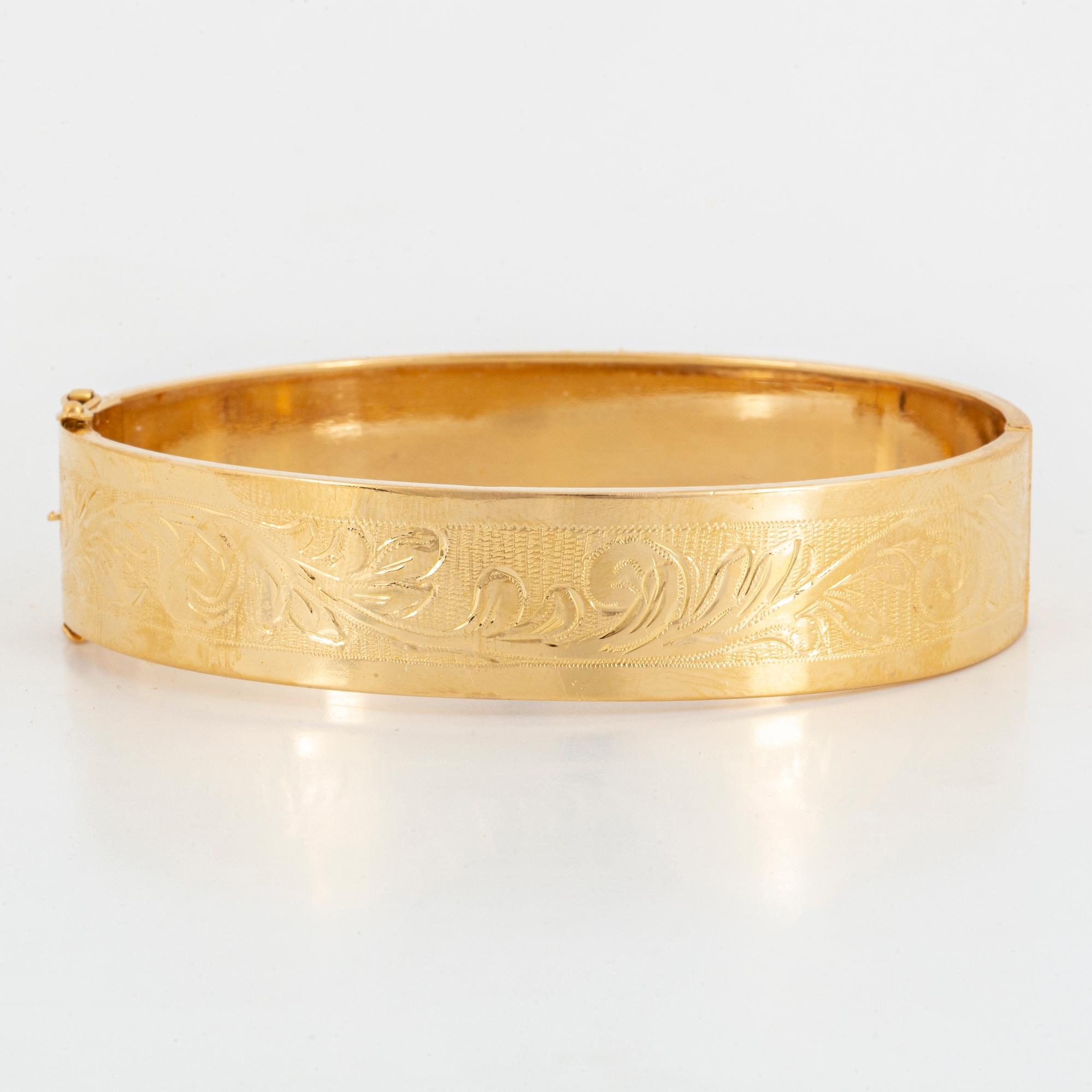 An 18K gold bangle.