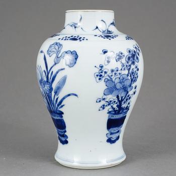 VAS, porslin. Kina, Kangxi (1662-1722).