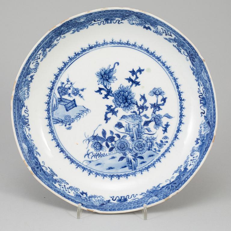 A group of three blue and white dishes, Qing dynasty, Qianlong (1736-95).