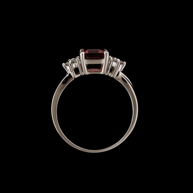 RING, 14k vitguld med rektangulär fasettslipad rosa turmalin ca1,98ct och briljantslipade diamanter tot ca0,21ct.