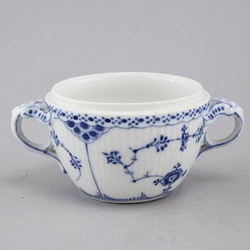 25 pieces of porcelain tableware from Royal Copenhagen, model "Musselmalet", 20th century.