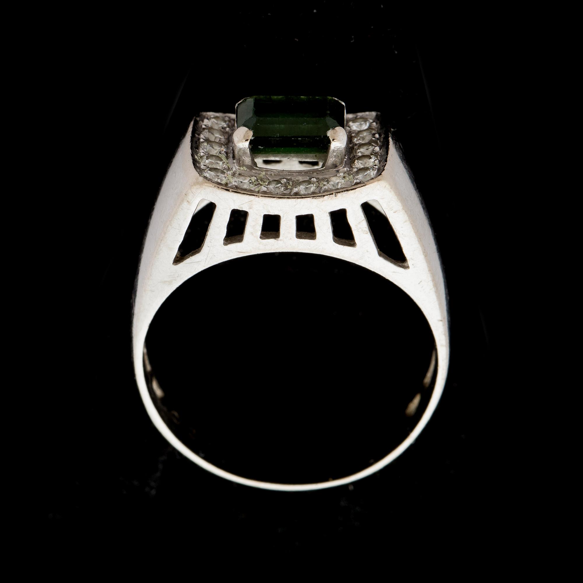 RING, 18 k vitguld med fasettslipad grön sten troligen peridot,samt diamanter ca 0,28 ct enligt gravyr.