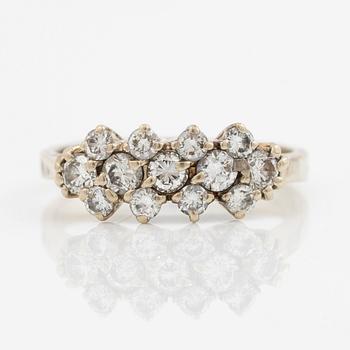 Ring 18K vitguld med briljantslipade diamanter.