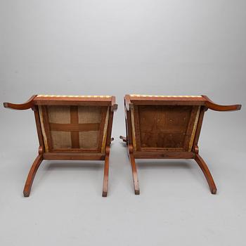 KARMSTOLAR, ett par, biedermeierstil, 1920-tal.