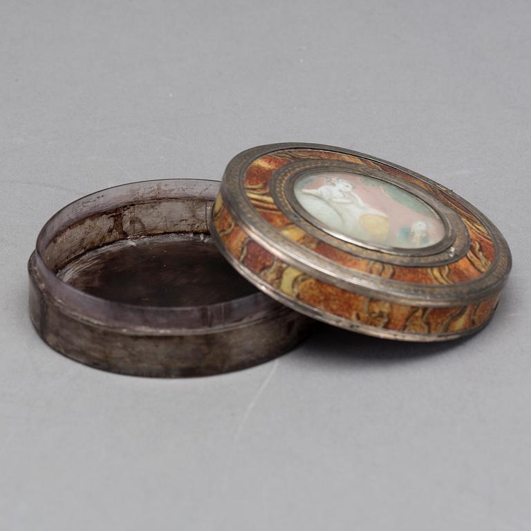 A SNUFF BOX WITH EROTIC SCENE. LATE 18TH CENTURY.