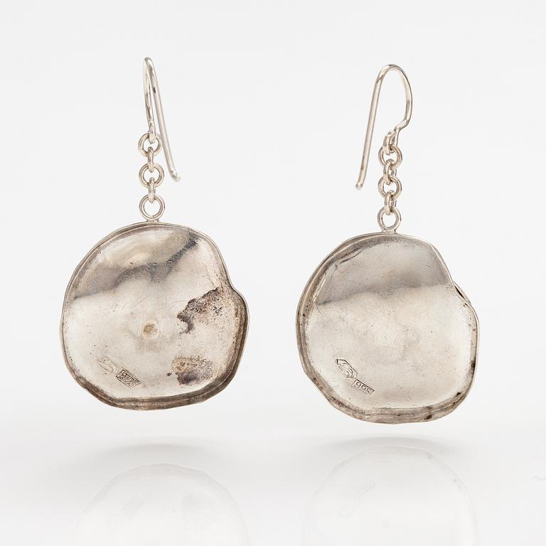 Liisa Vitali, Örhängen "Gardenia", sterlingsilver. Kultakeskus, Tavastehus.