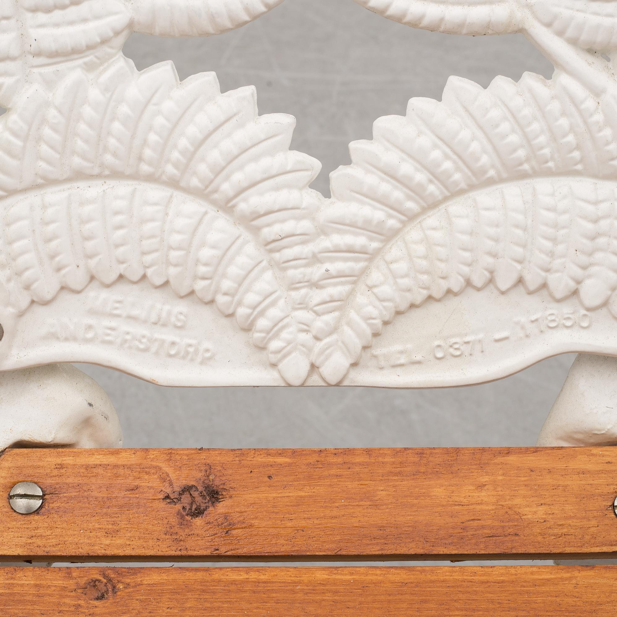 TRÄDGÅRDSGRUPP, fyra delar, metall och trä, Melins, Anderstorp, 1900-talets slut.