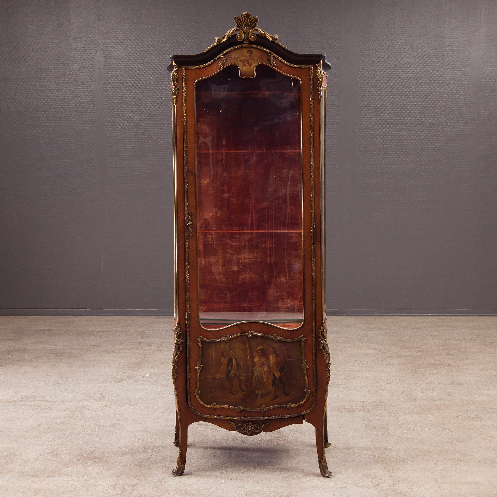 VITRIN, rokokostil 1900-talets början.