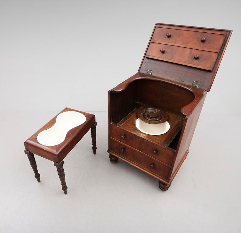 POTTSKÅP OCH BIDÉ, 2 delar, England, 1800-talets andra hälft.