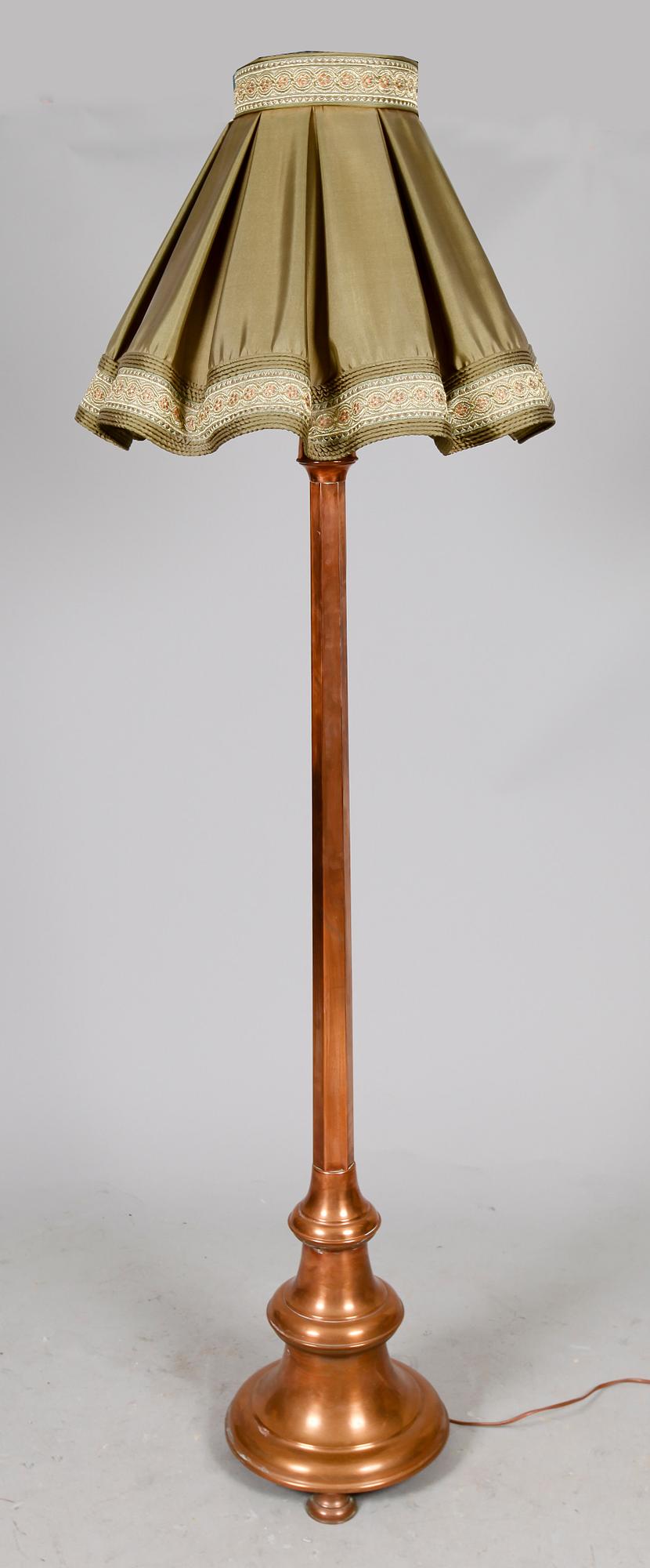 GOLVLAMPA, koppar, tidigt 1900-tal.