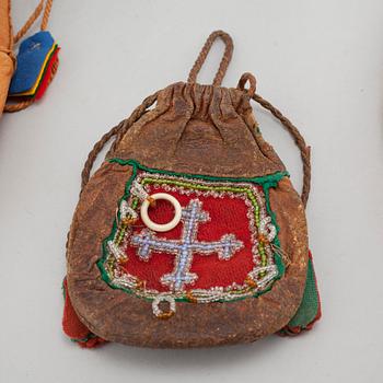 VÄSKOR, 4 st, samerarbeten, läder, 1900-tal.